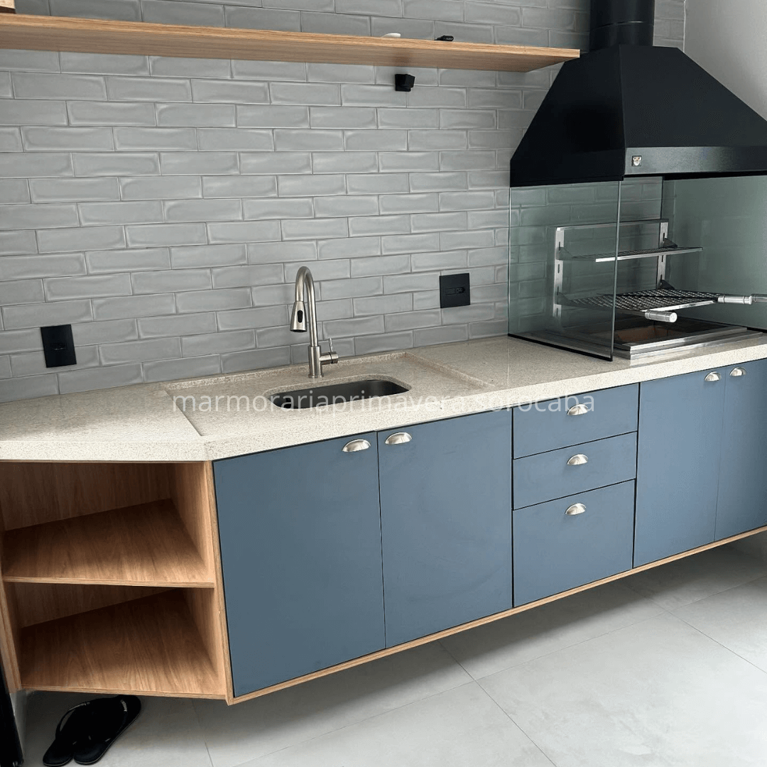 Bancada de Cozinha Monobloco em Mármore Branco com Cuba Integrada