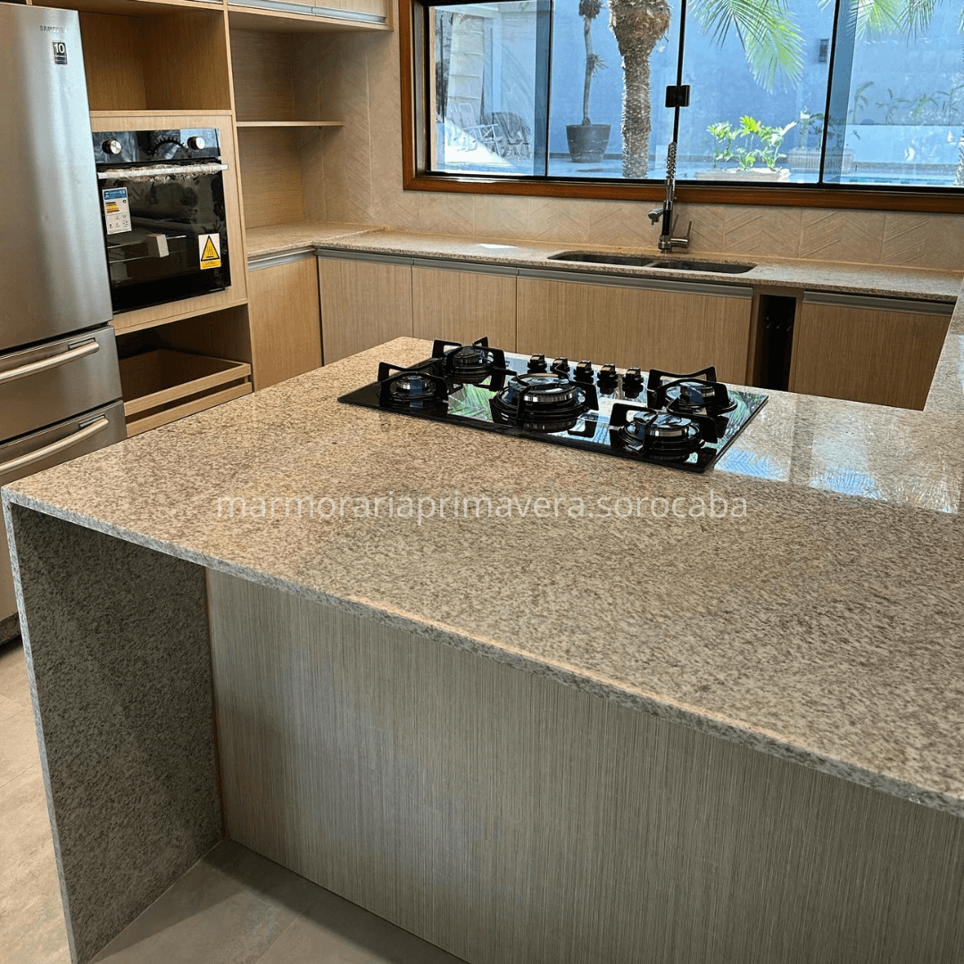 Ilha de Cozinha Monobloco em Mármore Cinza com Cooktop Integrado