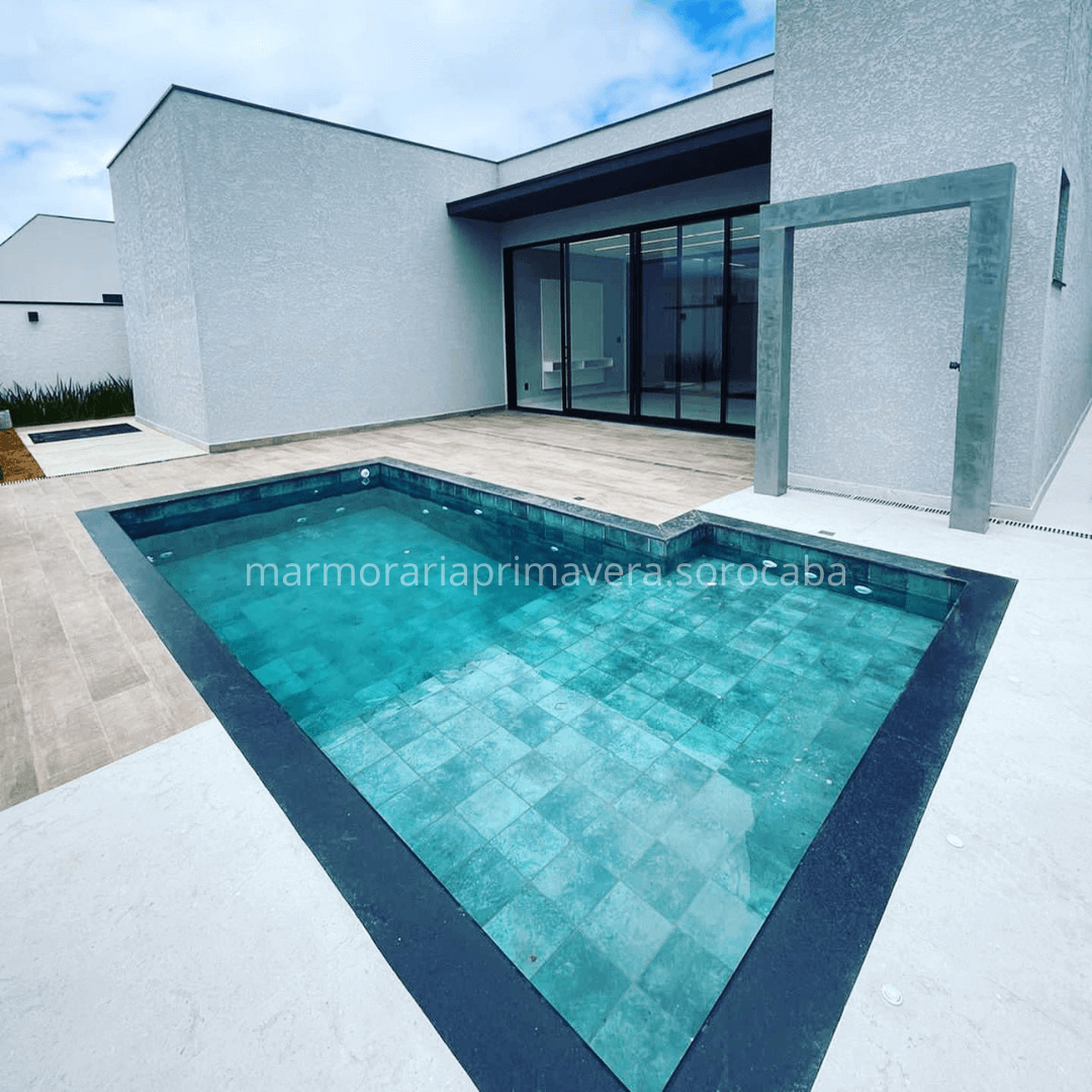 Borda de Piscina Monobloco em Mármore Preto