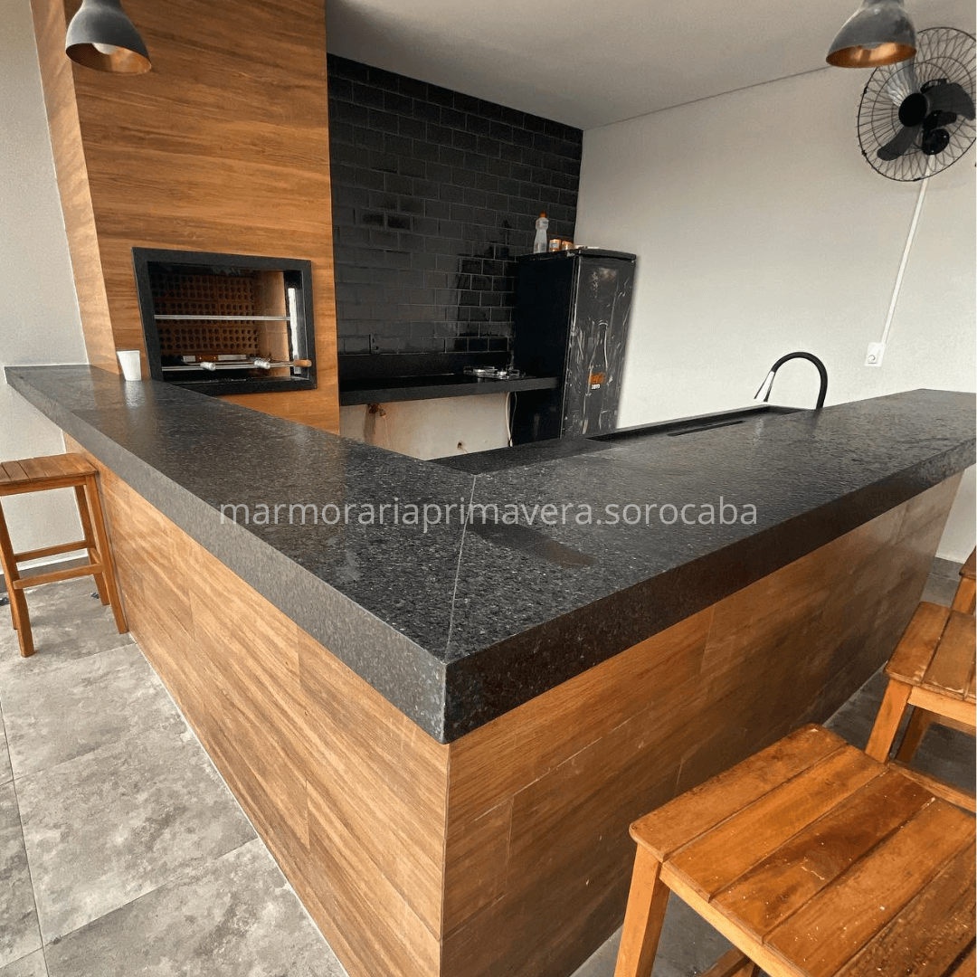 Bancada de Bar/Churrasqueira Monobloco em Mármore Preto